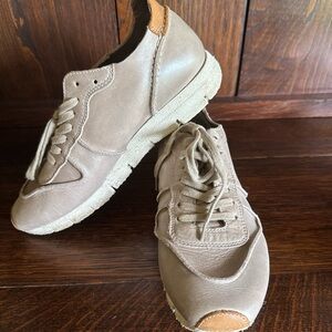 Womens OTBT Tan Leather Sneakers Size 8 NWOT